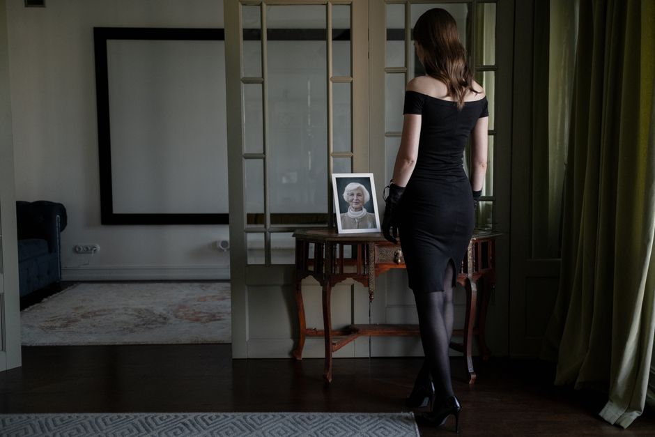Silhouette drapee dans la lumiere de l'aube